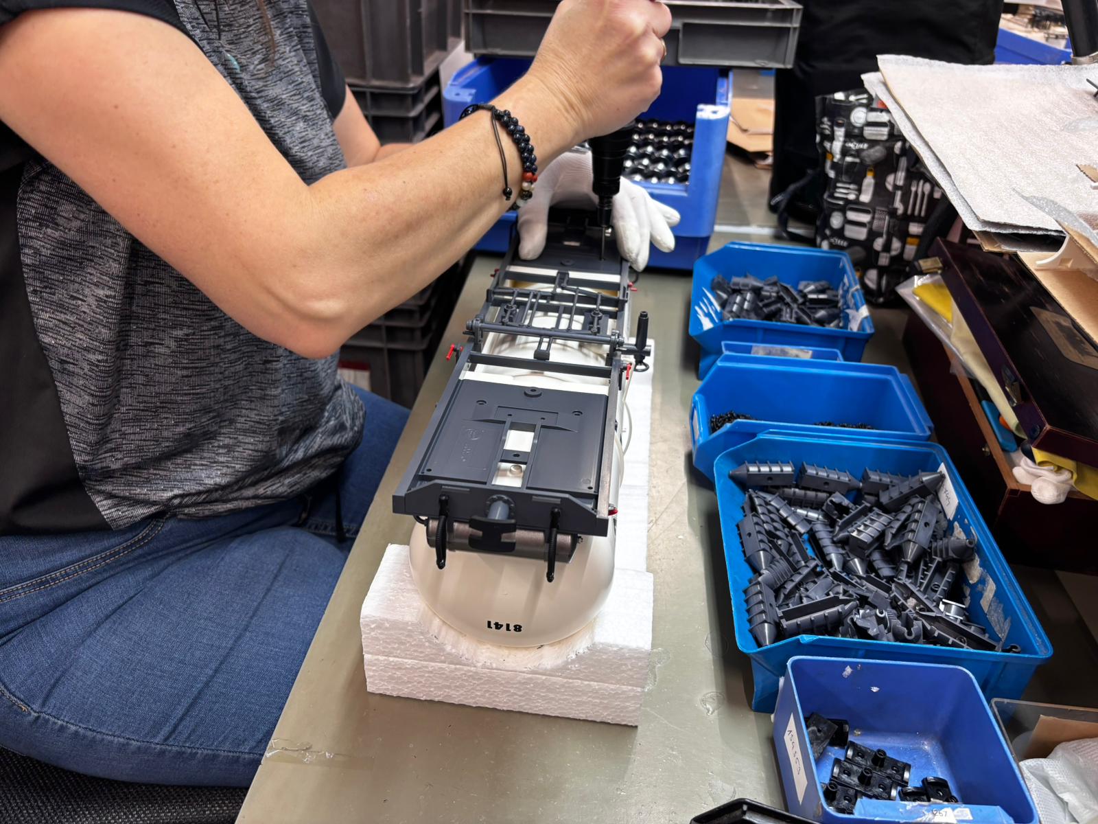 LGB Art. Nr. 47832 - Conrad Storz. Die vorbestckte Bodenplatte wird hier auf die Kesselunterseite gesetzt. Gut zu erkennen ist auch das Ablassventil auf der Seite der Bodenplatte. 