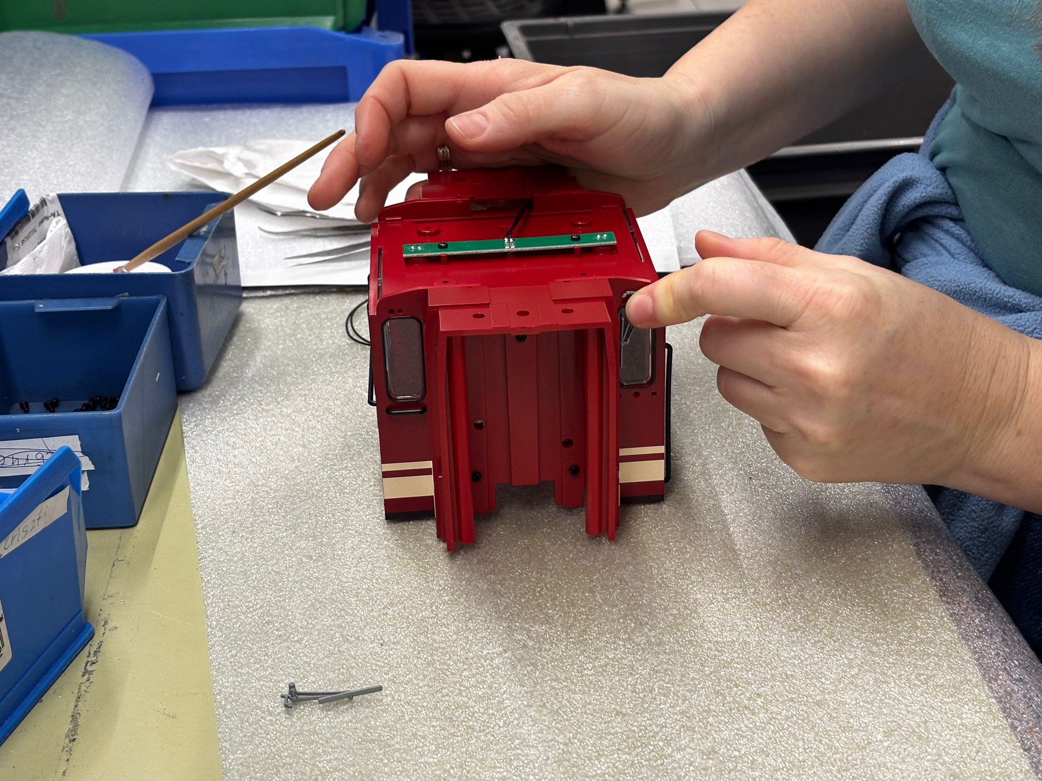 Fertigung der Diesellok 199 018 der SOEG hat begonnen. Anbringen der Scheibenwischer an Frontseite der Kabine. Ein Scheibenwischer liegt noch auf der Ablage.