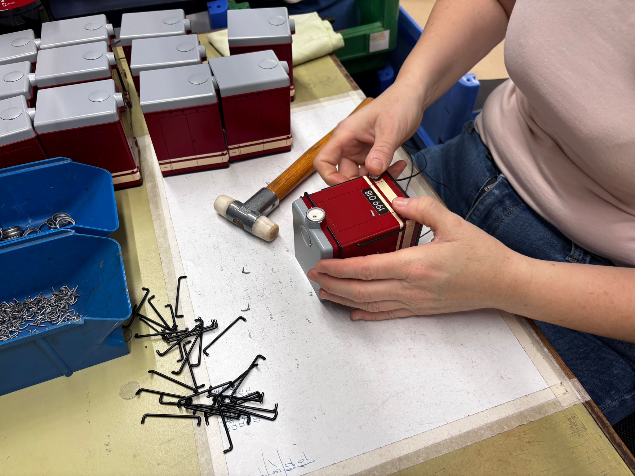 Fertigung der Diesellok 199 018 der SOEG hat begonnen. Hintere Haube der Diesellok wird mit Griffstangen und Zierlinien versehen.