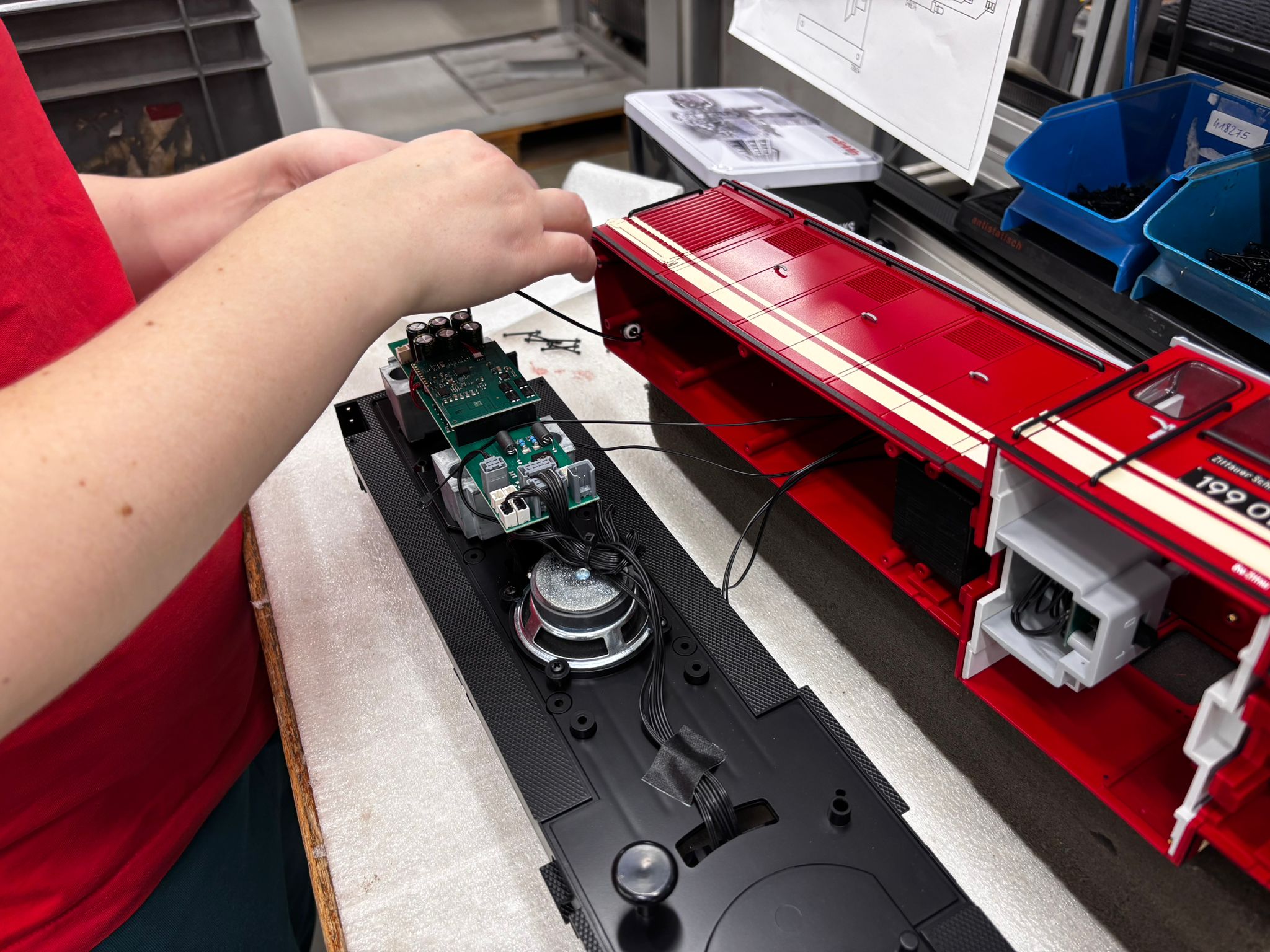 Fertigung der Diesellok 199 018 der SOEG hat begonnen. Lautsprecher, Verteilerplatte, Grundplatine für die Aufnahme des mfx Decoders sind auf dem Rahmen montiert.