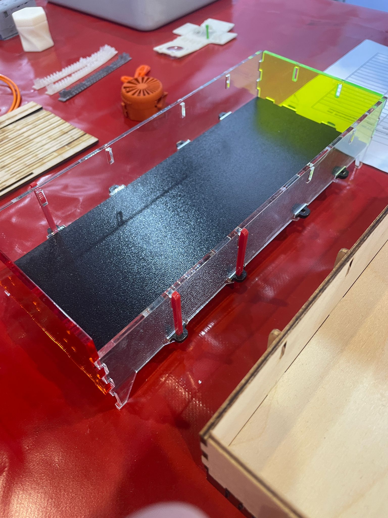 Auf der IMA und den Mrklintagen im September 2025 in Gppingen wurden noch mehr Ideen fr die Gestaltung des Holz-Hochbordwagens - Art. Nr. 41035 gezeigt. Im Bild wurde eine schwarze Kunststoffplatte in gleichen Gre wie die Holzplatte gesgt. Die Seitenteile sind hier aus durchsichtigem Pflexiglas gefertigt. Die Frontseiten wurden noch mit farblichem Glas gestaltet. Da der Originalwagen als Platte geliefert wird, auf dem die gelaserten Teile in einem Stck liegen, knnen die Mae einfach abgenommen werden. 