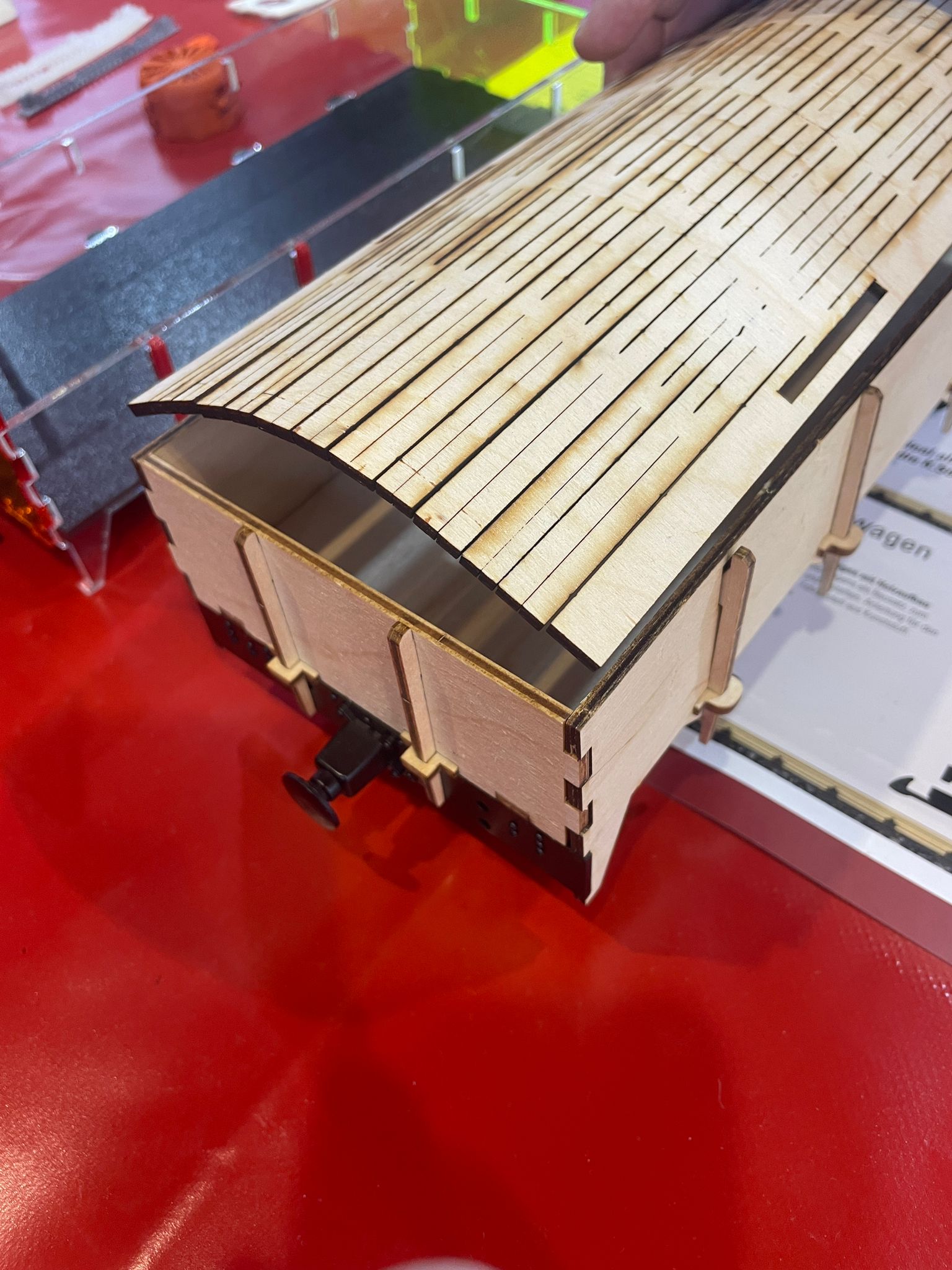 Ein weiterer Hingucker war die, ebenfalls aus Holz, gelaserte Platte. Die  Laserschnitte sind so angebracht, dass es eine runde Abdeckung gibt. Ein Zurstteil fr den Hochbordwagen aus Holz von LGB, Art. Nr. 41035. 