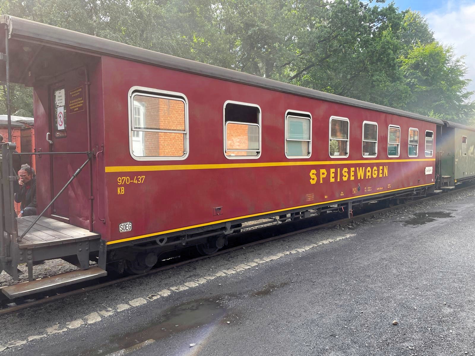 So sieht der Speisewagen - Nr. 970-437 KB - der SOEG aus. Bereits 2019 haben wir den Barwagen vorgestellt. Diesen hat es als LGB Clubmodell in limitierter Auflage nur für Mitglieder im LGB Club gegeben. Die Nachfrage nach dem dunkelroten Speisewagen war auf der Veranstaltung in Bertsdorf sehr groß. Ob er als Club-Wagen oder im regulären Programm erscheint wird noch entschieden. Wir berichten dann darüber.