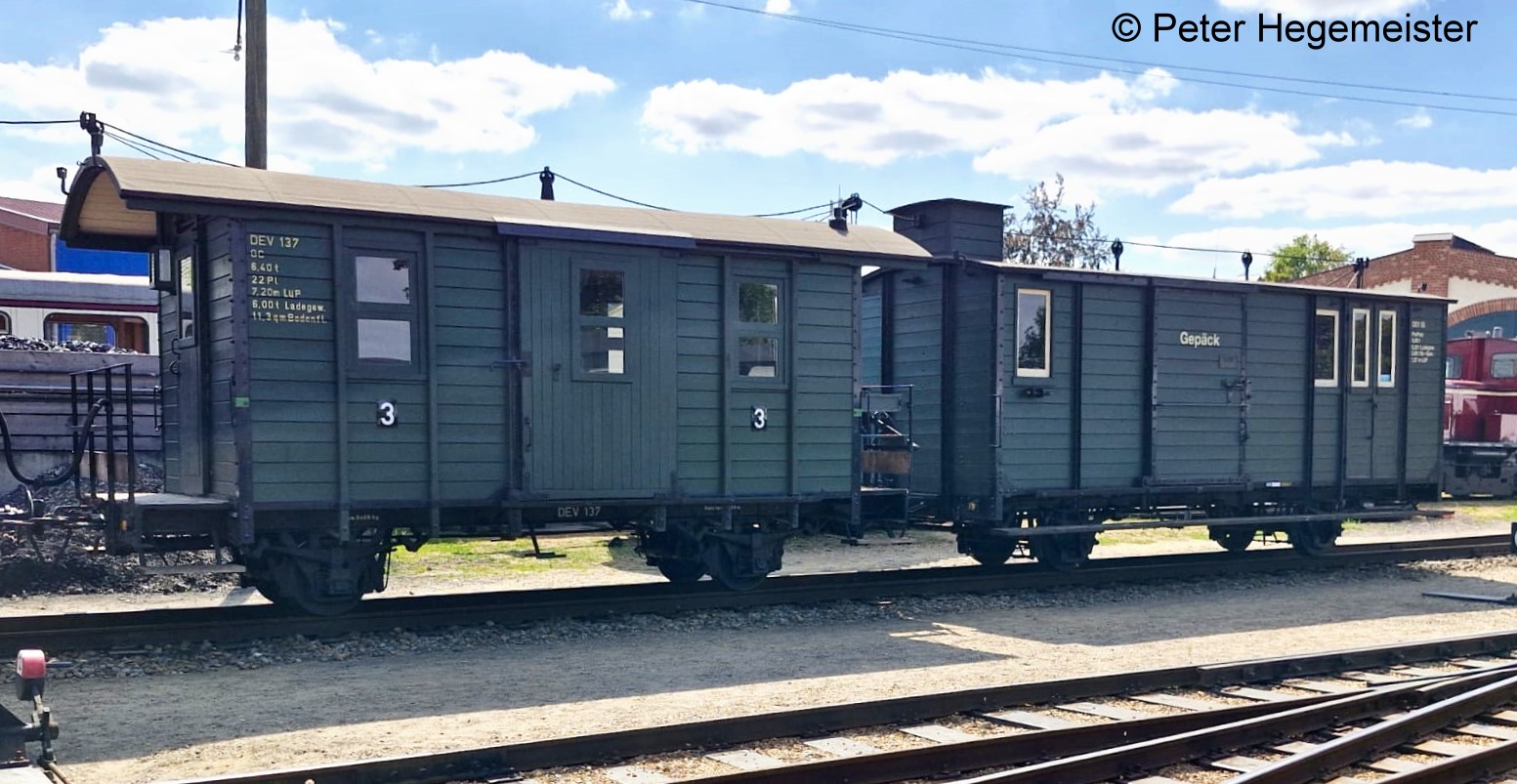 G�ter- und Gep�ckwagen auf dem obigen Bild. Links der "Fakultativwagen" Nr. 137 des DEV. Dieser Wagen wurde von LGB bereits mit der Art. Nr. 4039 hergestellt. Rechts im Bild der Post- und Gep�ckwagen Nr. 55