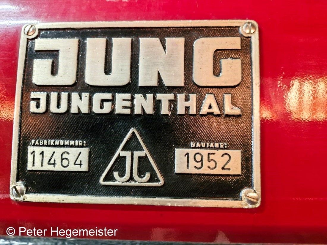 Lokschild der V29. Gebaut wurde diese (es gab insgesamt 3 St�ck) von der Firma JUNG in JUNGENTHAL im Jahre 1952. Sie erhielt die Fabriknummer 11464. 