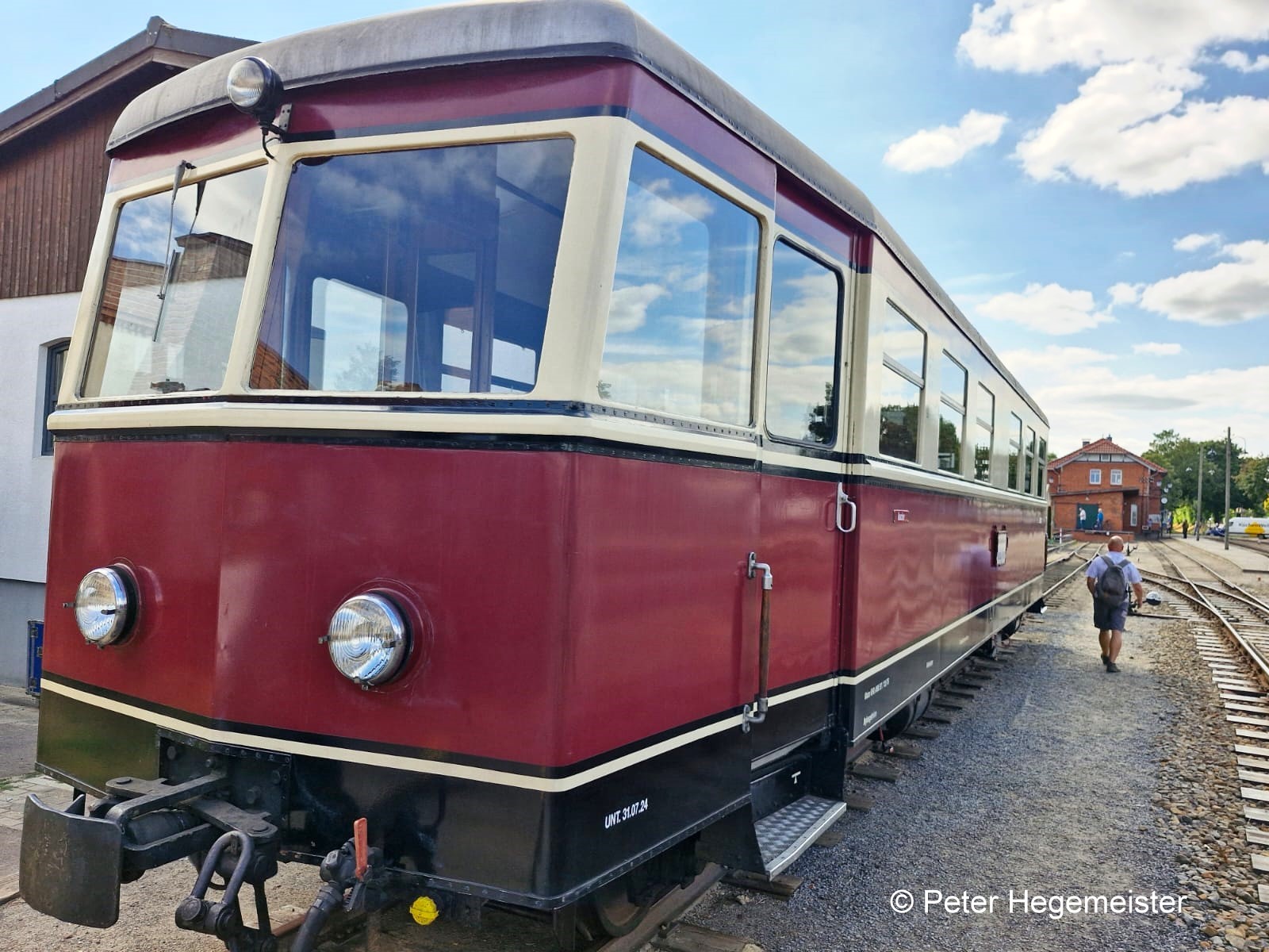 Triebwagen T42 DEV-Triebwagen (ex. DR VT 137 532) Seitenansicht. Dies w�re ein sch�nes Modell f�r die Gartenbahn. 