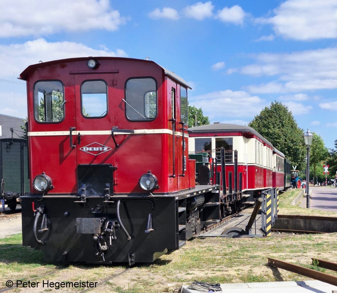 Fronansicht der V29 des DEV. An der Motorhaube gut zu erkennen die Hutzen f�r die Abgas- und Zuluftf�hrung f�r den Dieselmotor. Die Frontklappe erhielt noch ein Gitter zur K�hlung durch den Fahrtwind. Scheinwerferpaar horizontal angebracht. Oben R�ckw�rtsfahrt in Rot, unten der Fahrscheinwerferin Wei�. Bremsschl�uche un der Haltgriff f�r den Rangierer sind ebenfalls vorhanden.. 