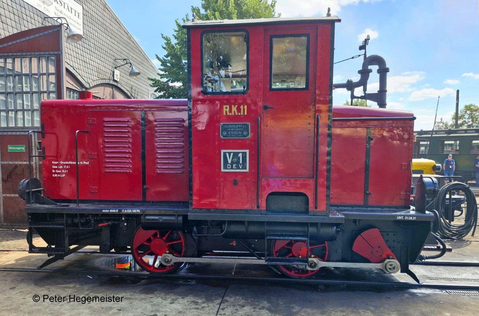 Diesellok R.K.11 - V1 des DEV vor dem Lokschuppen. Dieses Unikum ist ist die Nr. 11 der Rendsburger Kleinbahn. 1941 wurde diese Lok bei der Krupp AG Lokomotivfabrik gefertigt und mit der Nr. 2446 ausgeliefert. 
