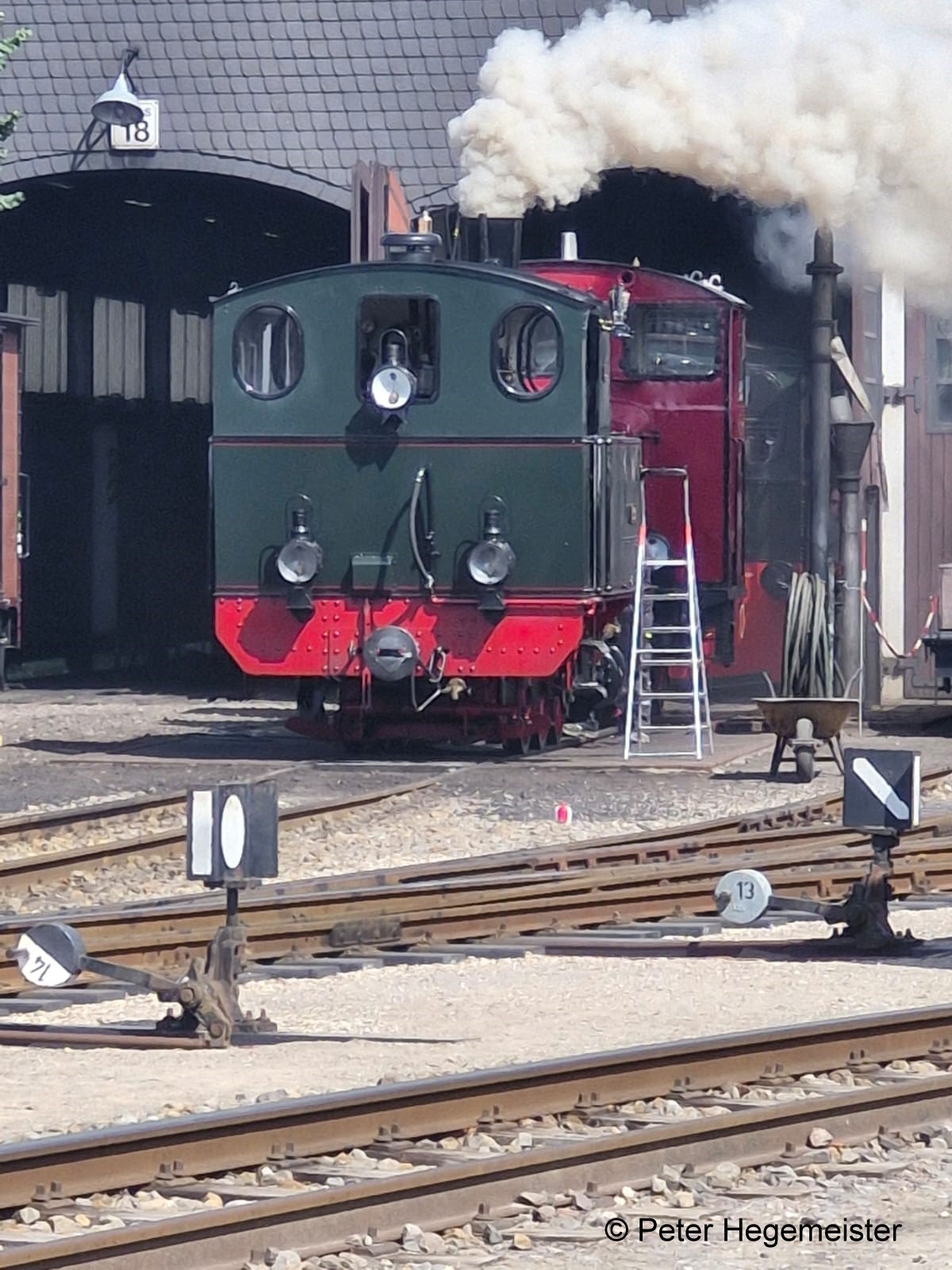 Dampflokomotive des DEV "Hoya" so richtig unter Dampf! Bei der Aufbereitung vor dem Lokschuppen. 