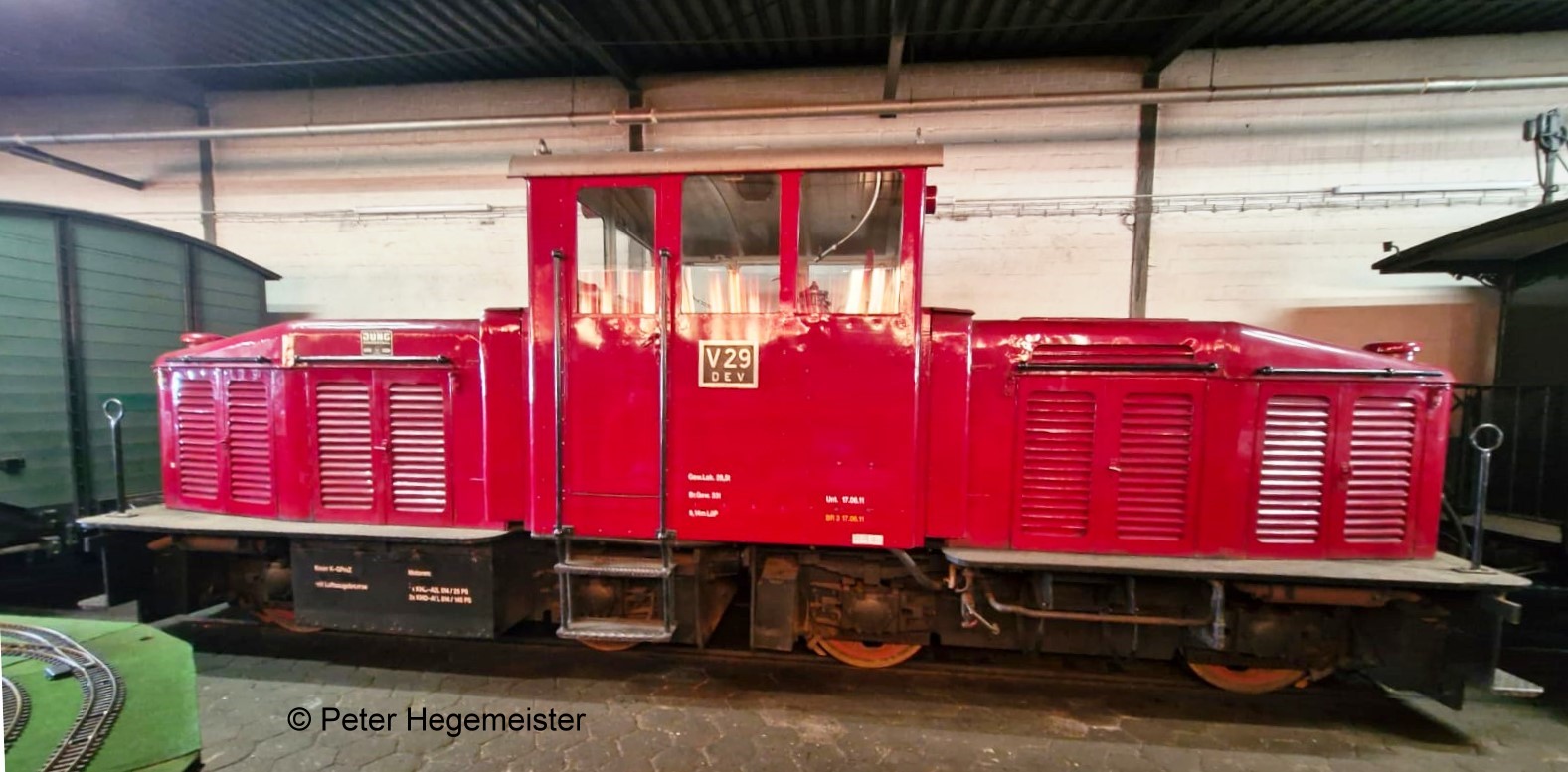 Diesellok V29 mit zwei gleichen Antriebseinheiten im Lokschuppen. Besonderheit: Ein Drehgestell die zweite Antriebseinheit hat seitlich verschiebbare Achsen. In der Mitte der Lok das F�hrerhaus. Diese Lok war bei der DB eine ex V29 952 und war bis 1967 im Nagoldtal im Einsatz. 