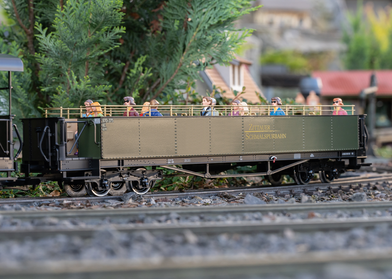 SOEG Club-Modell 2026 eines offenen Aussichtswagens der SOEG, wie er heute bei der Schsisch Oberlausitzer Schmalspurbahn im Einsatz ist. Originalgetreue Farbgebung und Beschriftung der Epoche VI. Feindetaillierte, vorbildgetreue Inneneinrichtung. Mit eingebauten Figuren. Metallradstze. Lnge ber Puffer 58 cm.