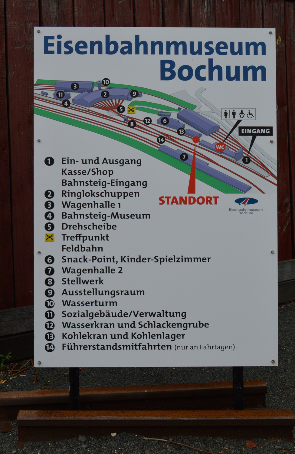 Hinweisschild fr das Eisenbahnmuseum. 