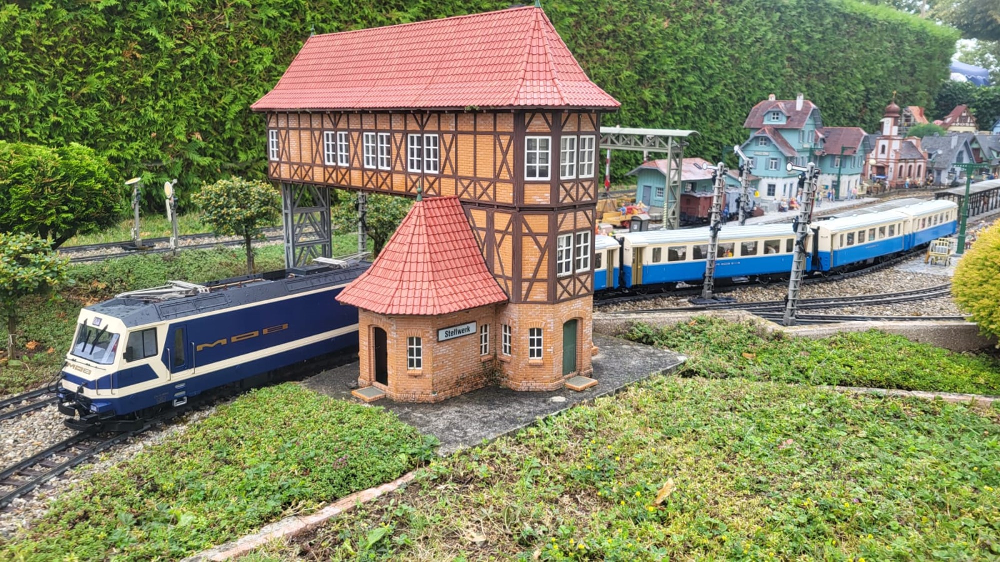 Martin hatte die Wetterprognose einkalkuliert und seine Schlechtwetterzge am Laufen. Fllt nur dem auf, der schon mal da war und es wei.  Bild zeigt den Bahnhof am Eingang mit dem imposanten Stellwerk. Gerade fhrt der MOB Zug vom Bahnhof auf die Rundstrecke. 