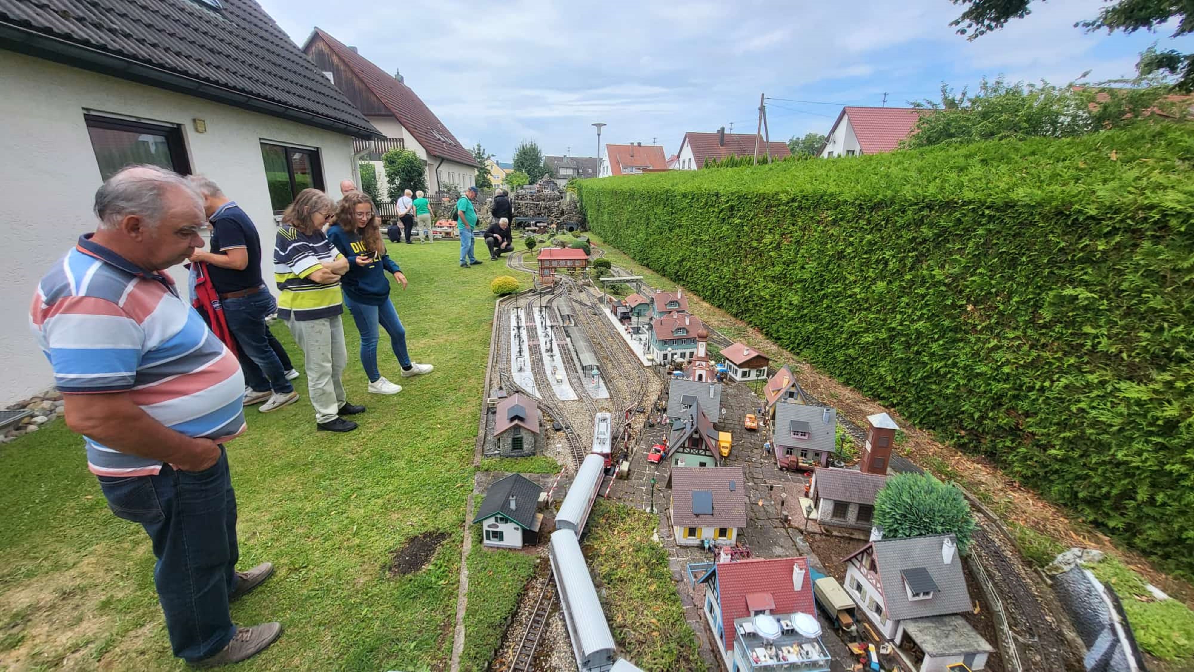 Das Wetter hatte er 2 mal Regenschauer und immer wieder kamen Regentropfen aus den den Wolken. Es gab trotzdem genug Zeit fr die Zuschauer Martin und seine Anlage zu besuchen. Toll was da Leute aus der Umgebung kommen. Bild mit Besuchern 