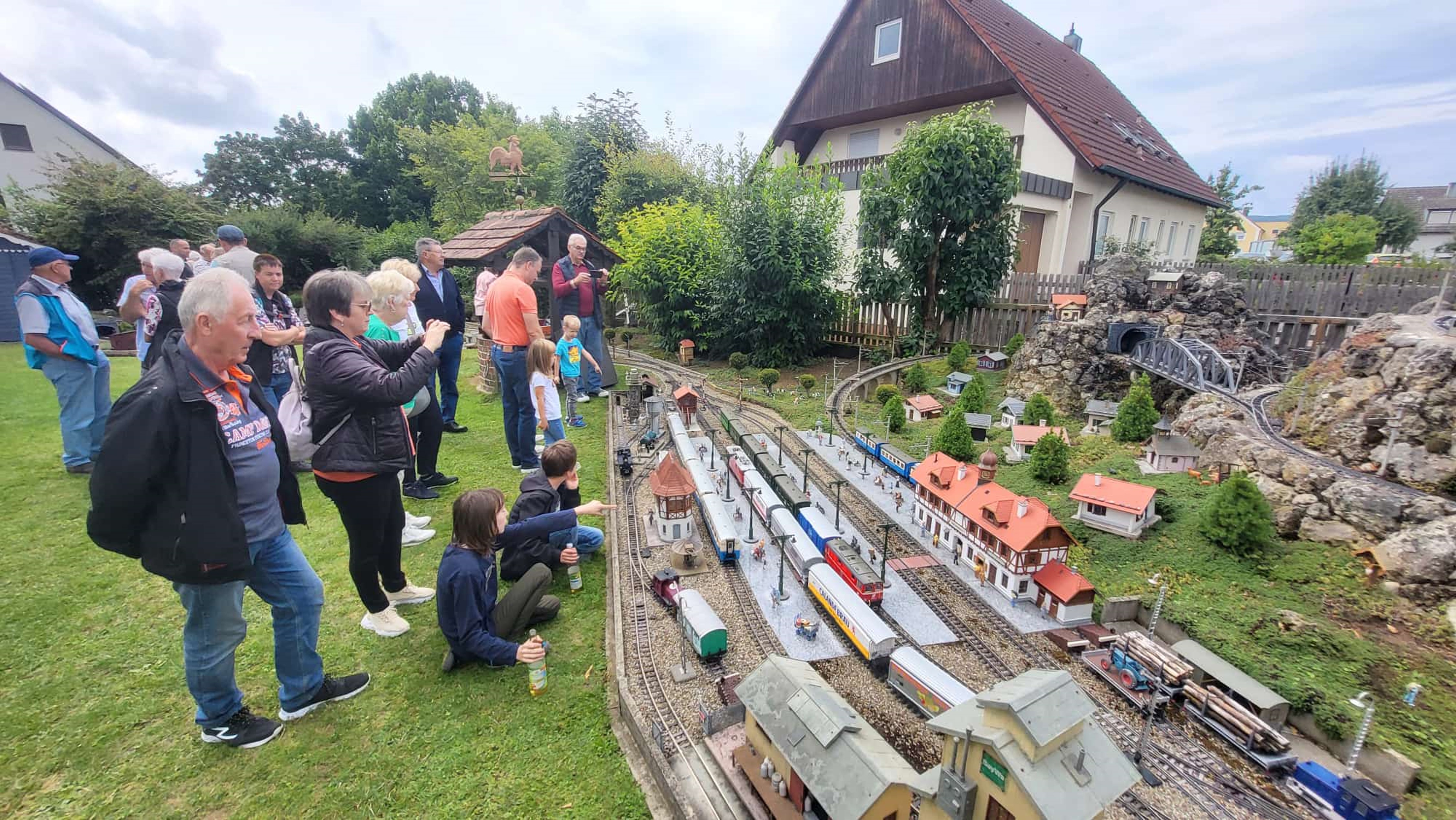 Wie viele Fotos gemacht wurden hat Markus und Martin nicht gezhlt. Die Besucher verweilten am mittleren Teil der Gartenbahnanlage um die Zge fahren zu sehen. Hier ist auch der Berg mit der Zahnradbahn in der Grundstcksecke eingebaut. Also kurzum - es bewegte sich viel. 