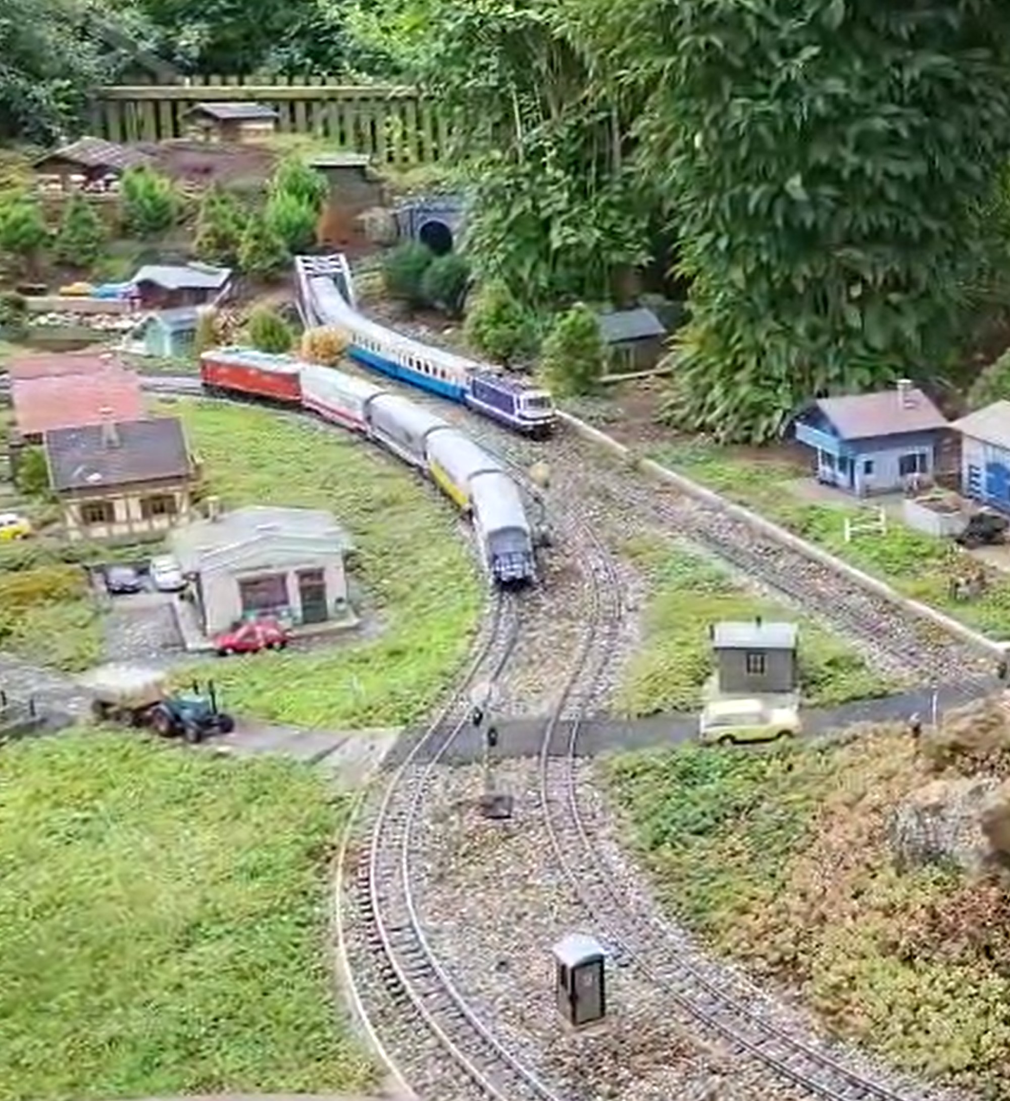 Auf der Rundstrecke war, wie auf dem Bild zu erkennen ist, der MOB Personenzug (siehe auch Bild oben) unterwegs. Richtung Mittelteil der Anlage fuhr der RhB Gterzug mit vier Schiebewandwagen.