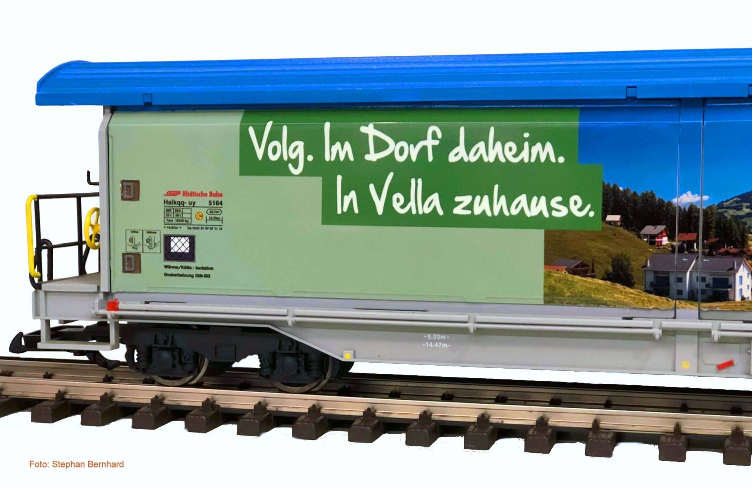 VOLG Schiebewandwagen RhB 5164, Typ Haikqq-uy. Die nachstehenden Bilder und das obige Titelbild zeigen den auf LGB Basis umlackierten RhB Schiebewandwagen mit der Volg Werbung "In Vella zuhause" von NEULE - Grobahnen (http://www.lgb-neule.ch) aus der Schweiz. Die Bilder hat uns Herr Stephan Bernhard zur Verfgung gestellt. Hierfr nochmals ganz herzlichen Dank