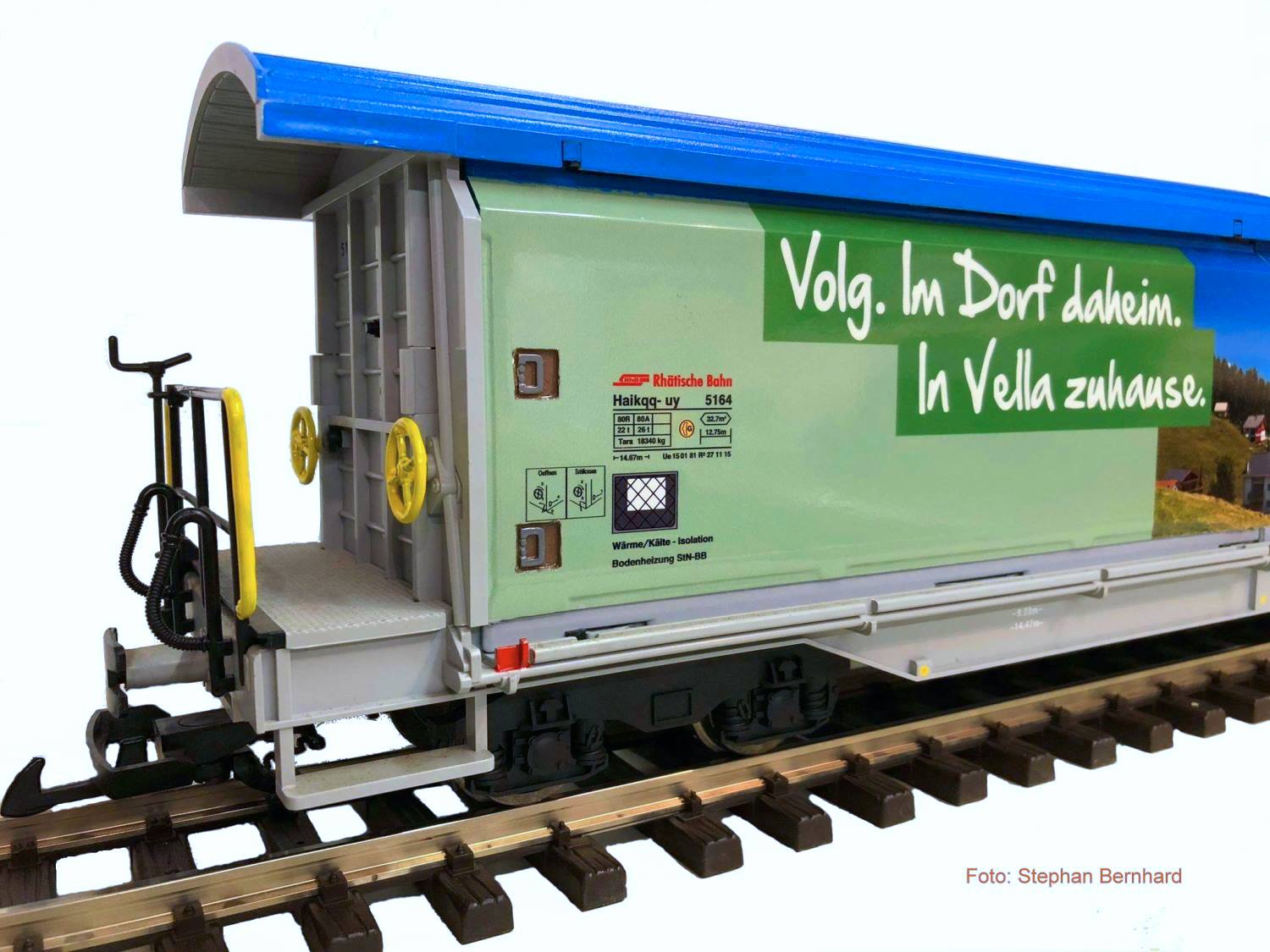 VOLG Schiebewandwagen RhB 5164, Typ Haikqq-uy. Die nachstehenden Bilder und das obige Titelbild zeigen den auf LGB Basis umlackierten RhB Schiebewandwagen mit der Volg Werbung "In Vella zuhause" von NEULE - Grobahnen (http://www.lgb-neule.ch) aus der Schweiz. Die Bilder hat uns Herr Stephan Bernhard zur Verfgung gestellt. Hierfr nochmals ganz herzlichen Dank