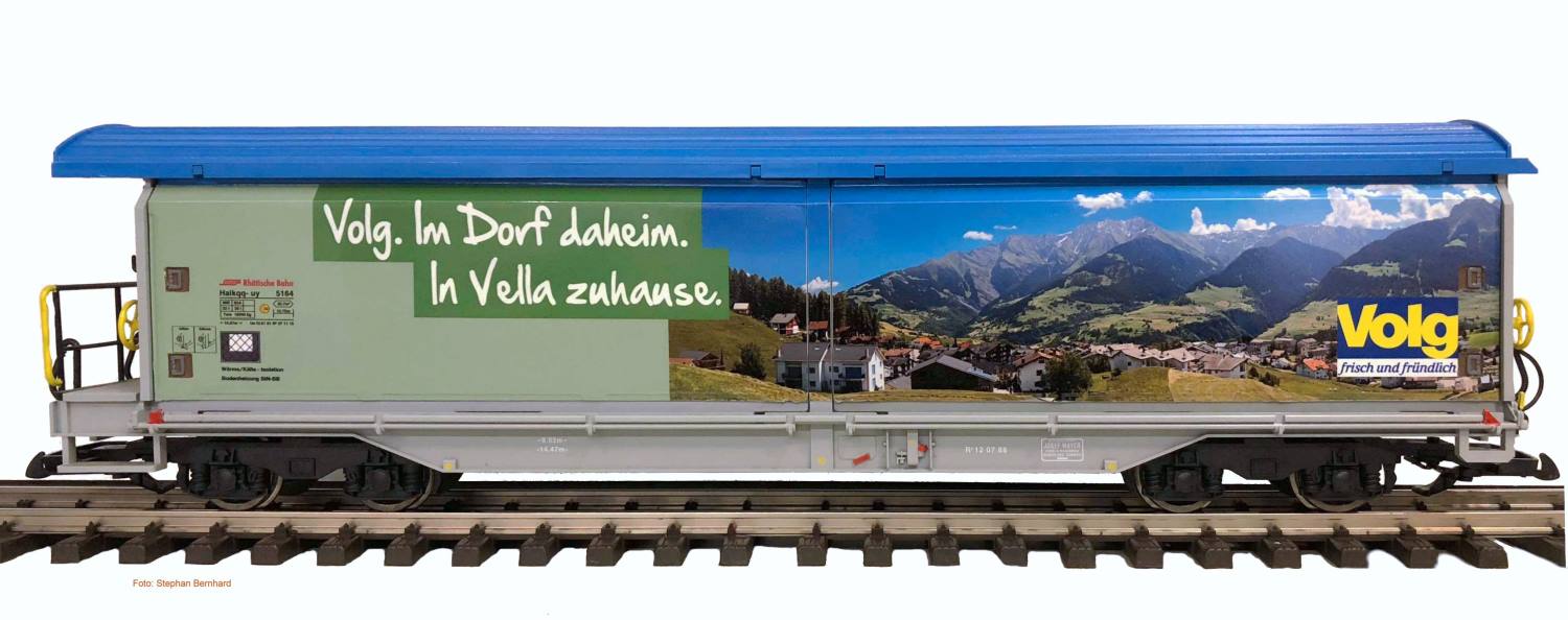 VOLG Schiebewandwagen RhB 5164, Typ Haikqq-uy. Die nachstehenden Bilder und das obige Titelbild zeigen den auf LGB Basis umlackierten RhB Schiebewandwagen mit der Volg Werbung "In Vella zuhause" von NEULE - Grobahnen (http://www.lgb-neule.ch) aus der Schweiz. Die Bilder hat uns Herr Stephan Bernhard zur Verfgung gestellt. Hierfr nochmals ganz herzlichen Dank