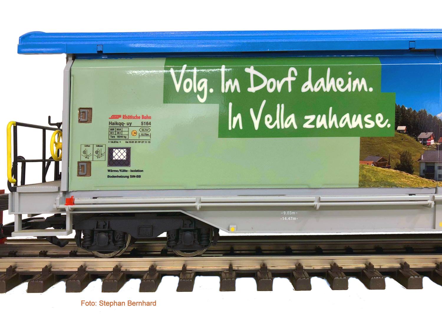 VOLG Schiebewandwagen RhB 5164, Typ Haikqq-uy. Die nachstehenden Bilder und das obige Titelbild zeigen den auf LGB Basis umlackierten RhB Schiebewandwagen mit der Volg Werbung "In Vella zuhause" von NEULE - Grobahnen (http://www.lgb-neule.ch) aus der Schweiz. Die Bilder hat uns Herr Stephan Bernhard zur Verfgung gestellt. Hierfr nochmals ganz herzlichen Dank