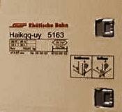 Gut zu erkennen ist die vorbildgerechte Beschriftung Haikqq-uy 5163 des RhB Schiebewandwagens mit der Werbung von Volg. 
