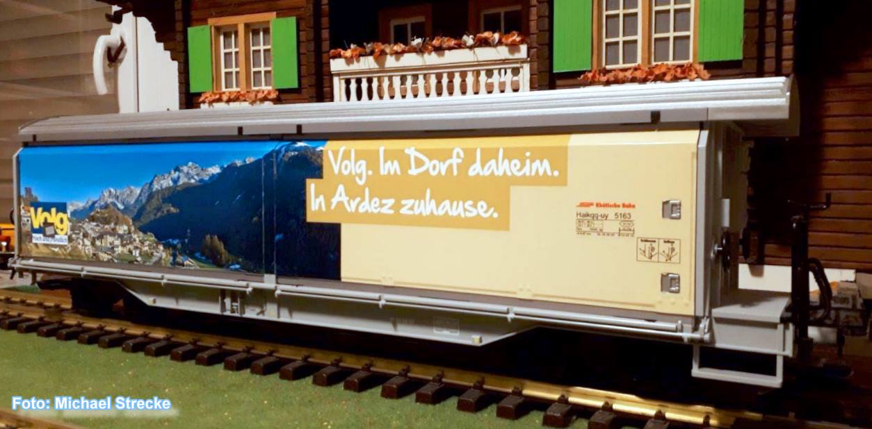 Wie beim Vorbild ist die Schriftseite der Bremserbhne zugewandt. Hier hat der Wagen noch kein Khlaggregat. Das Dorfbild zeigt immer zum Ende des Wagens hin.  