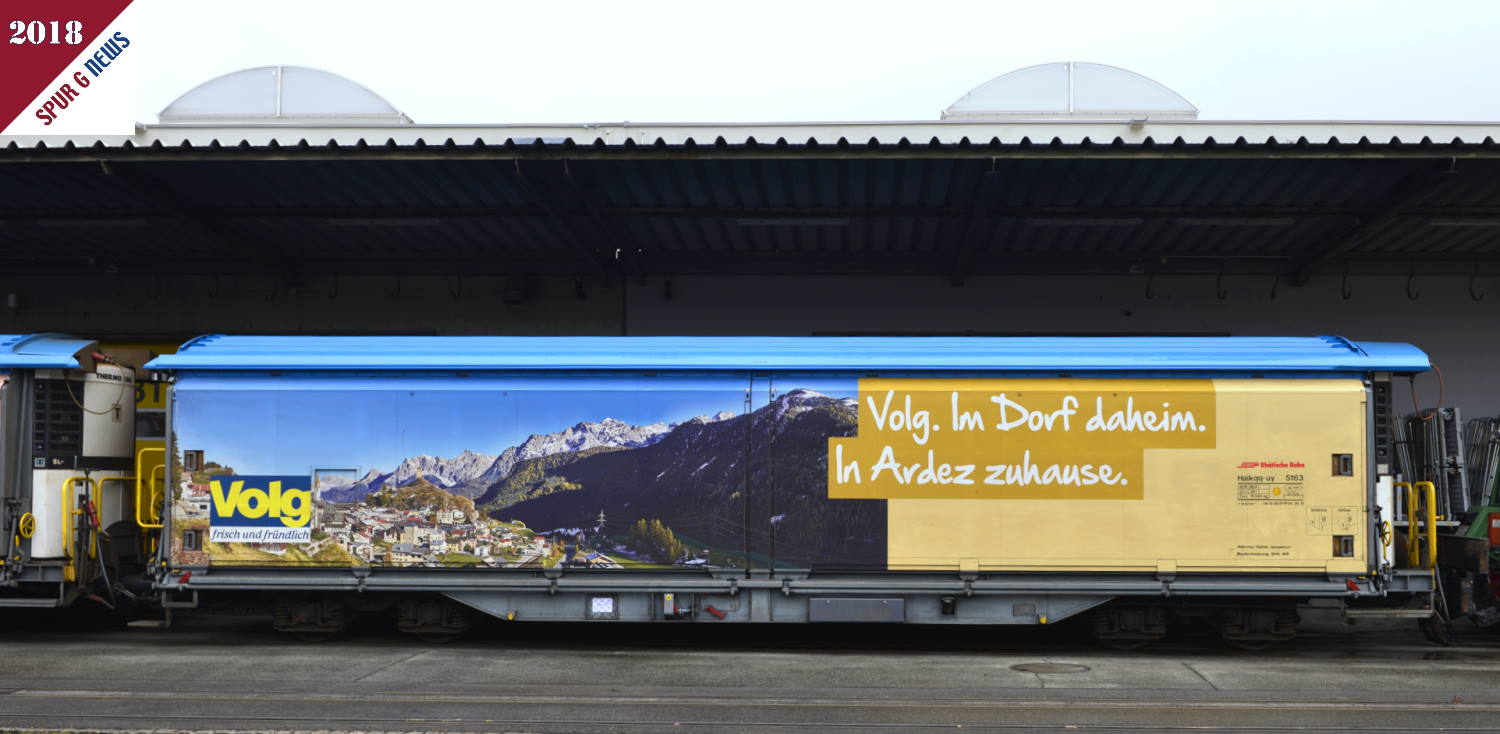 Schiebewandwagen - Volg. Im Dorf daheim. In Ardez zuhause. Vor dem Depot von Volg in Landquart. 