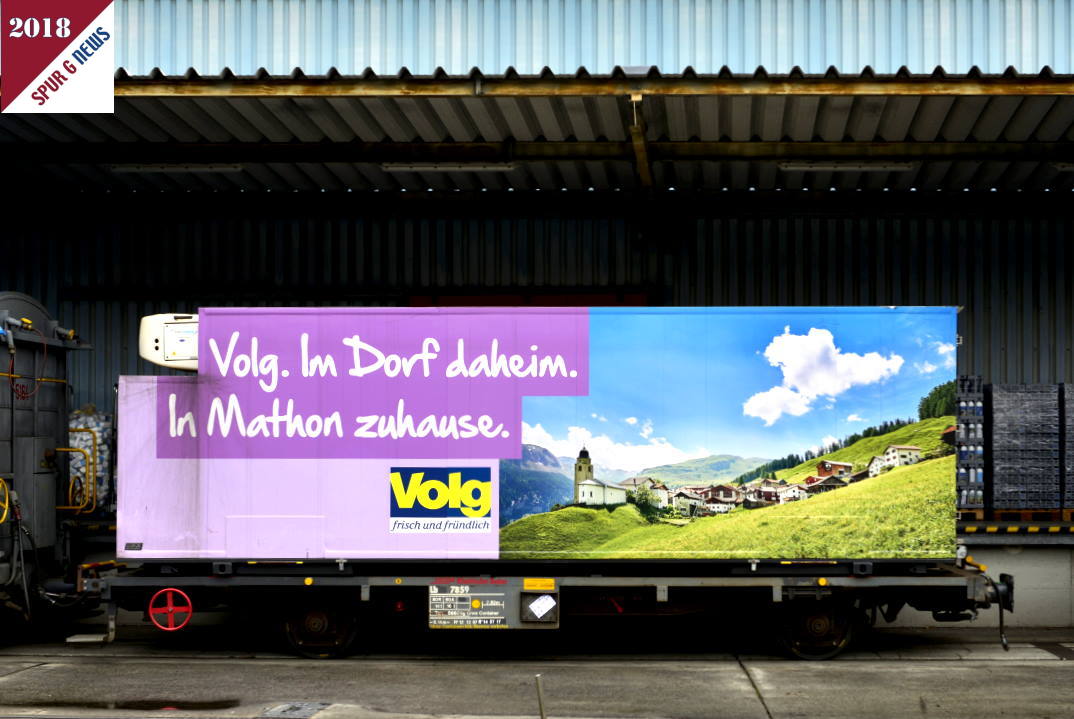 Aufnahme des Containerwagens "In Mathon zuhause" im Depot von Volg in Landquart