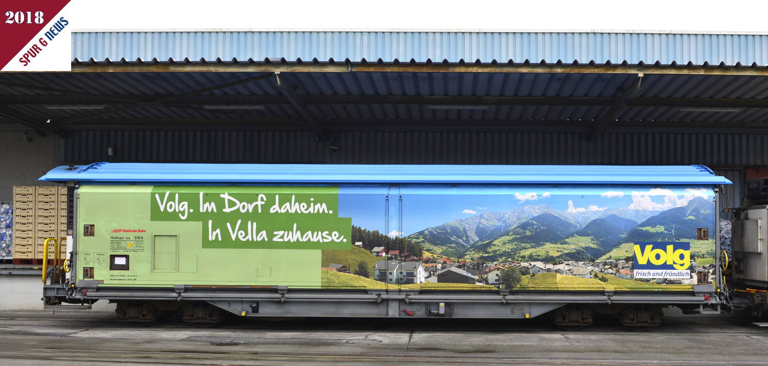 Schiebewandwagen - Volg. Im Dorf daheim. In Vella zuhause. Vor dem Depot von Volg in Landquart. 