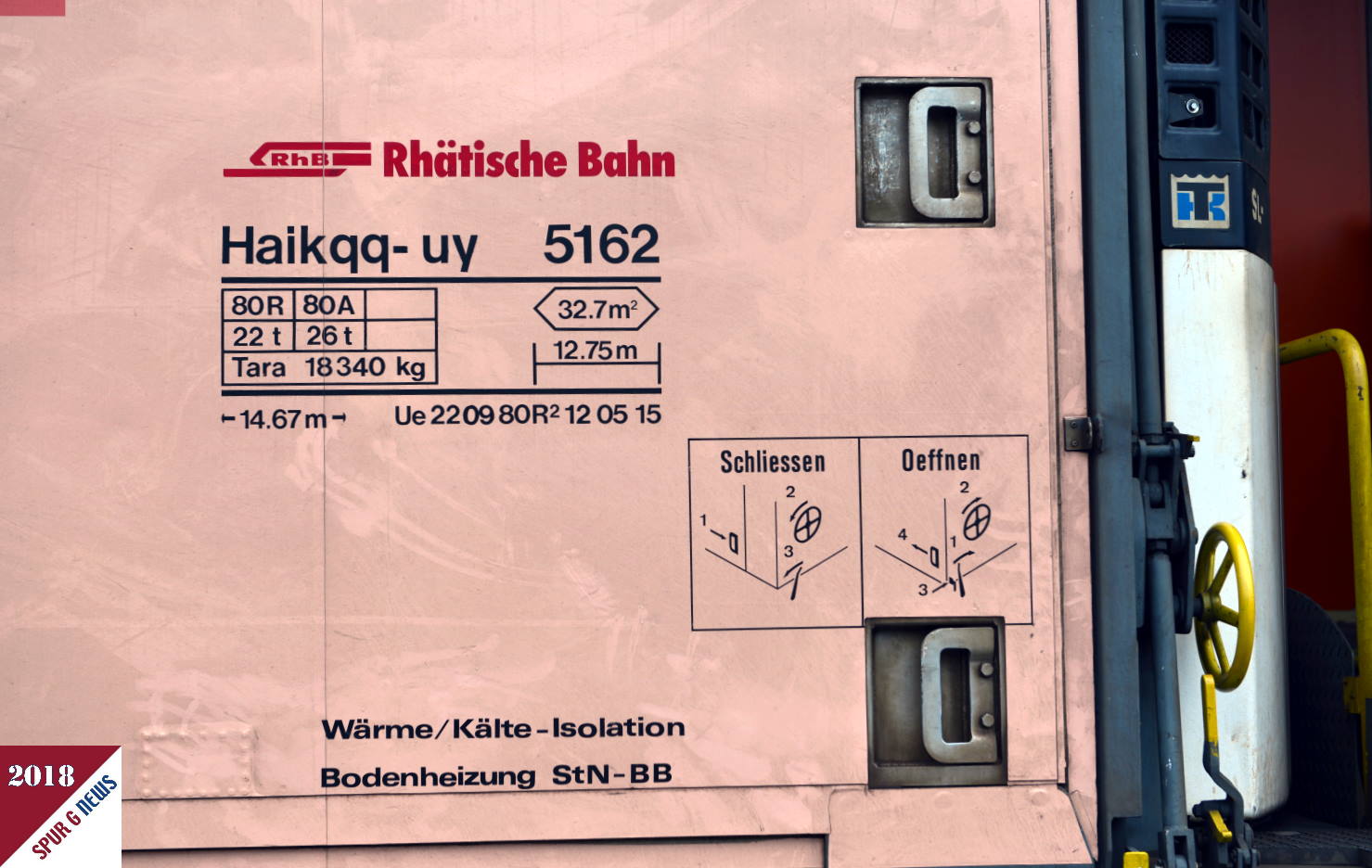 Schiebewandwagen Vrin - Wagenbezeichnung und Laufzettelkasten. Gut zu erkennen ist auch, dass die Trgriffe der Schiebewnde nicht foliert bzw. bermalt sind. 