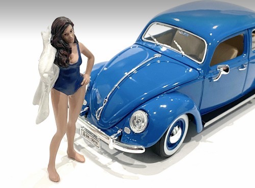 American Diorama, Figur 1:24, Strand Mädchen, Katy, braune Haare, weißes Handtuch, dunkelblauer Badeanzug