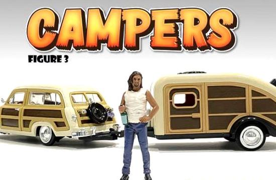 In langen BlueJeans mit weiem Muskelshirt ist Dusty die Nummer 3 in der Figurenserie von American Diorama "Camper". in der rechten Hand hllt er eine grere Flaschen in Hand und die linke Hand ist an den Jeansbund gesttzt. 