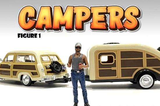 Die Coke oder Bierdose in der linken Hand, die Zigarette in der rechten Hand steht Sunny als Figur Nr. 5 im Programm von American Diorama "Camper". Das graue Muskelshirt passt zur grauen Basecap und die Sonnenbrille schtz vor dem grellen Sonnenlicht. 