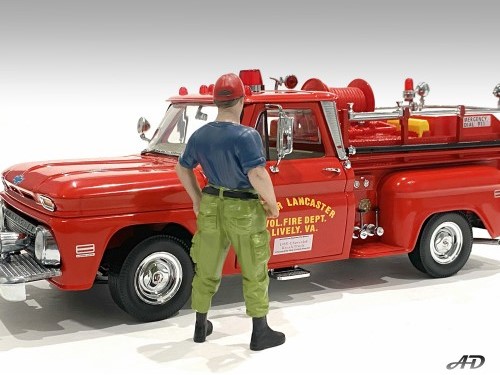 US-Feuerwerhrmann - Art. Nr. 76421 - Off Duty - Dienstfrei - Auch das ist eine Figur fr die Feuerwehrmannschaft. Dieser Feuerwehrmann hat dienstfrei und zeigt sich in privater Kleidung mit olivfarbiger Hose, dunkelgrauem T-Shirt und einem roten Basecap. Die Sonnenbrille darf nicht fehlen. 
