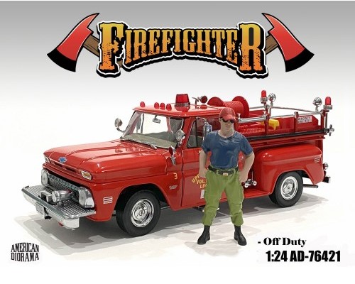 US-Feuerwerhrmann - Art. Nr. 76421 - Off Duty - Dienstfrei - Auch das ist eine Figur fr die Feuerwehrmannschaft. Dieser Feuerwehrmann hat dienstfrei und zeigt sich in privater Kleidung mit olivfarbiger Hose, dunkelgrauem T-Shirt und einem roten Basecap. Die Sonnenbrille darf nicht fehlen. 