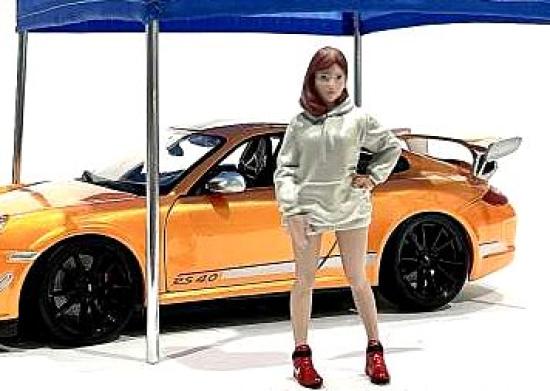 American Diorama, HipHop Girl Courtney, Ganz locker, also ber den Dingen stehend ist die Figur Courtney kreiert. Der lockere Hoody in heller Farbe, die passende kurze Hose dazu und die roten Sportstiefel zeichnen fr die HipHop Kleidung. 