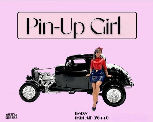 American Diorama - Pin-Up Girls, Betsy, Art. Nr. 76440, Locker auf einen Kotflgel oder die Motorhaube aufgesttzt, ein Bein etwas hinter das andere geschoben, einen blauen rock mit roter Bluse und passender Schleife im braunen Haar.