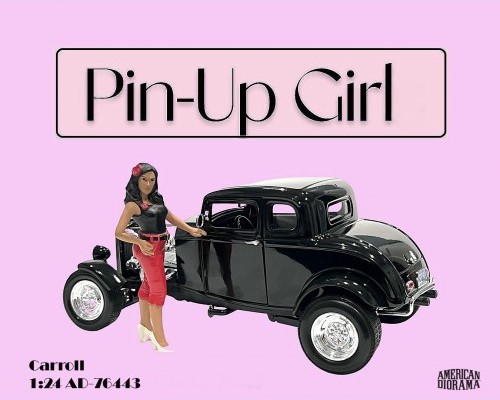 American Diorama - Pin Up Girl Carrol, Schwarzes Oberteil zur roten drei-viertel Hose. Rote Schleife im schwarzen Haar und weie Schuhe gehren dazu, wie auch der in die Hfte gesttzte Arm. 
