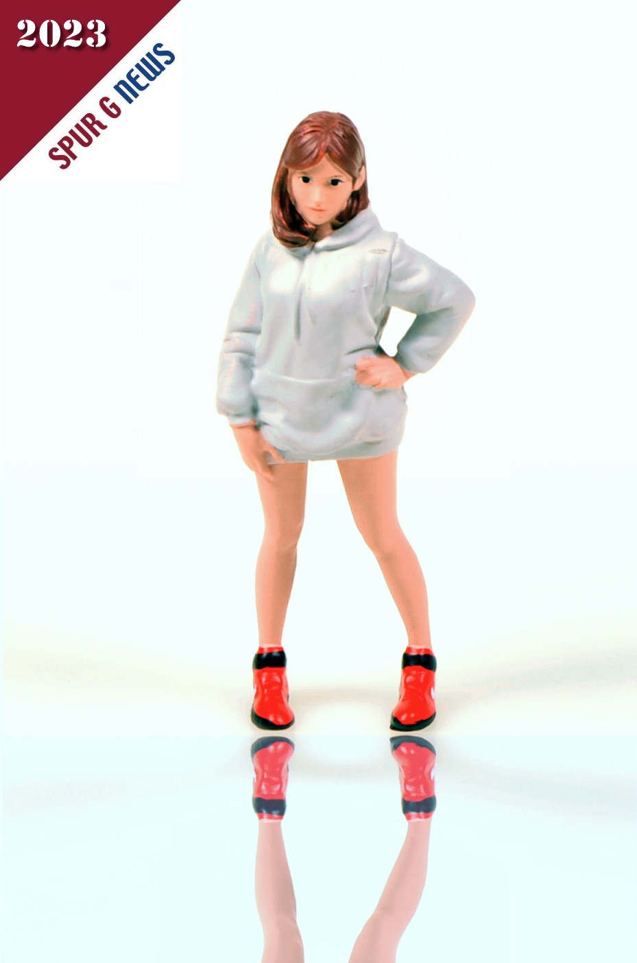 American Diorama - Art. Nr. 24102, HipHop Girl "Courtney", Ganz locker, also über den Dingen stehend ist die Figur Courtney kreiert. Der lockere Hoody in heller Farbe, die passende kurze Hose dazu und die roten Sportstiefel zeichnen für die HipHop Kleidung.