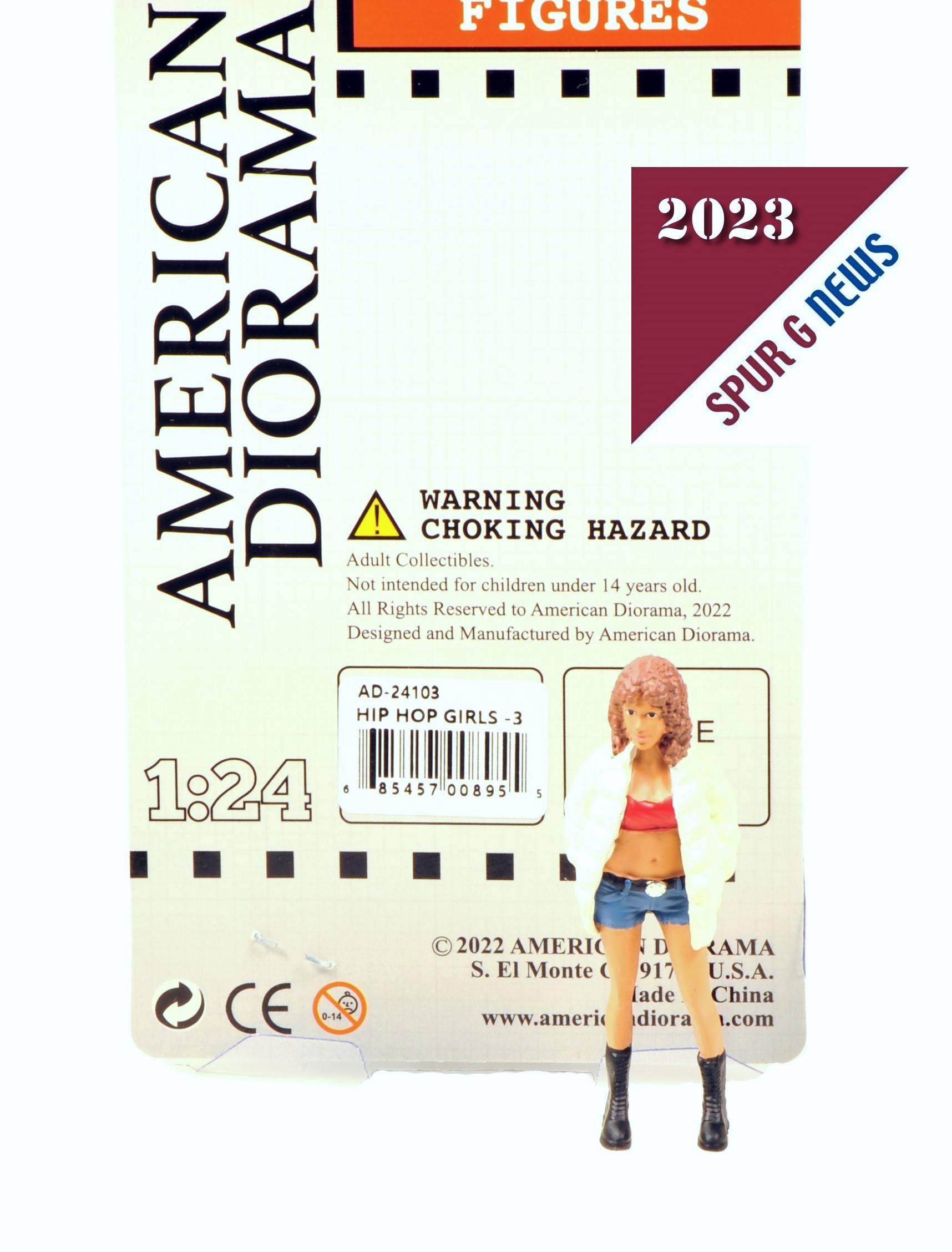 American Diorama - Art. Nr. 24103, HipHop Girl "Alyssa". Lange Stiefel, kurze Jeans mit breiter Gürtelschnalle und ein rotes Crop-Top (Bustier) trägt Alyssa. Die Hände sind in den Taschen der weißen Teddy Fleece Jacke eingesteckt. Endlich mal eine andere Frisur mit Locken. Die braunen Haare reichen bis auf die Schultern.