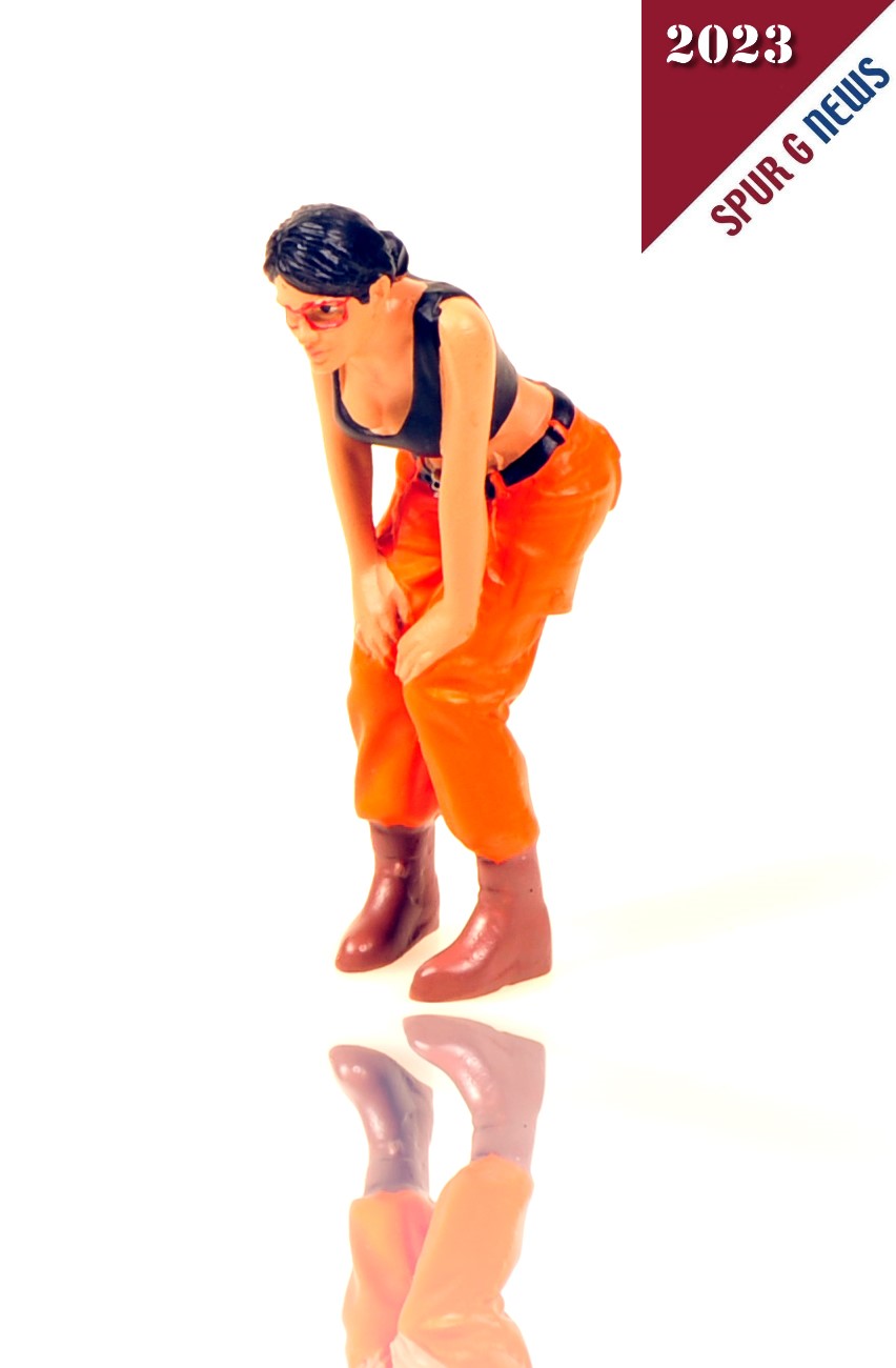 American Diorama - Art. Nr. 24104, HipHop Girl "Daniell", Daniell trägt eine rote Pluderhose die mit einem schwarzen Gürtel verziert ist. Das schwarze Crop-Top ist der Stiel der Hip Hop Girls. Die modernen braunen Stiefel sind fast schon Old School. , Etwas nach vorne geneigt kann Daniell über eine Brüstung sehen oder sich aus einem Fenster lehnen.