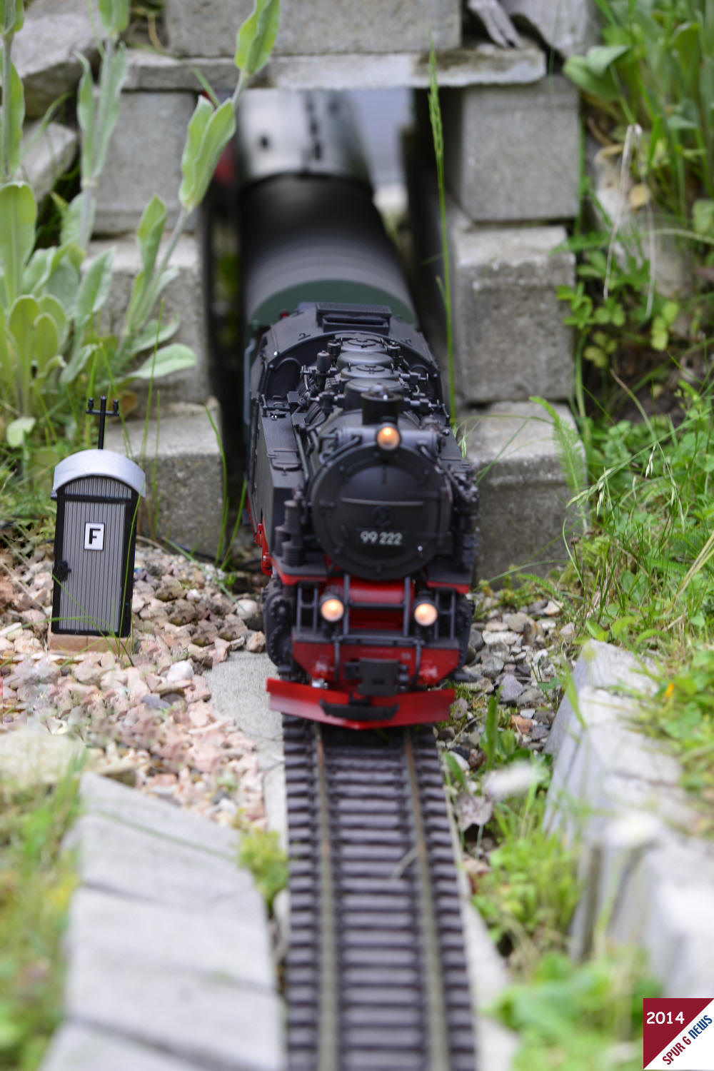 Harzbulle von LGB 99 222 im gealterten Zustand auf der Gartenbahnanlage Eraboch....