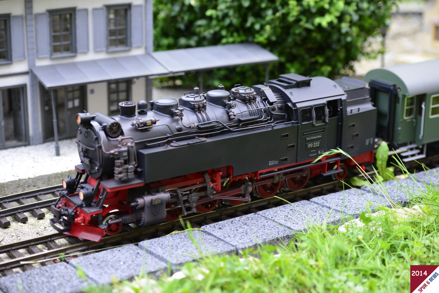 Die Baureihe 99 222 der Harzer Schmalspurbahn im Bahnhof der Erabocher Gartenbahn auf Gleis 2. Im gealterten Zustand ist dies ein herrliches Modell von LGB des Originals.