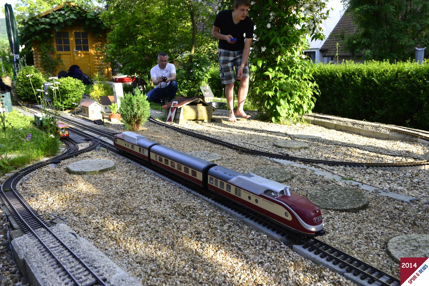 Der Trans Europa Express als Modell von PIKO - in verkrzter Sonderfahrt - bei der Ausfahrt von Gleis 1 aus dem Bahnhof in Eraboch,  Richtung Kreuzungsbahnhof 2 und Lokschuppen.