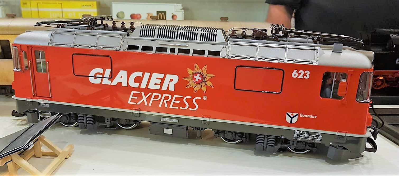 Familie Gohlke aus Goslar hat ja schon die Ge 4/4 III fr das Modellbahn-Atelier-Renken gestaltet. Diesmal hatte die Famile eine Ge 4/4 II in der neuesten Lackierung mit dem Glacier Express Schriftzug und dem Signet ausgestellt. Zu beachten war hier, das die Lackierung wie im Original mit Glanzlack berzogen wurde und eine vorbildgetreue Beschriftung angebracht ist. 