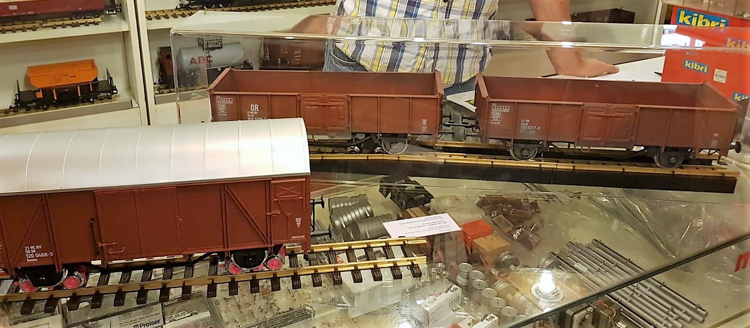 Lamert Boermann aus den Niederlanden zeigte seine rosa Rollbcke fr den Harz und vor allem passende Regelspurwagen mit 64 mm Spurweite. Somit kann eine realistische Szene fr die Schmalspurbahn - gepaart mit der Regelspur dargestellt werden.