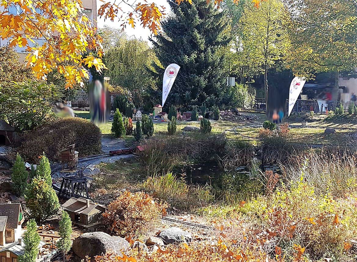 Blick vom Zugangsweg ber den Gartenteich auf die fast komplette Anlage in Griesheim. 