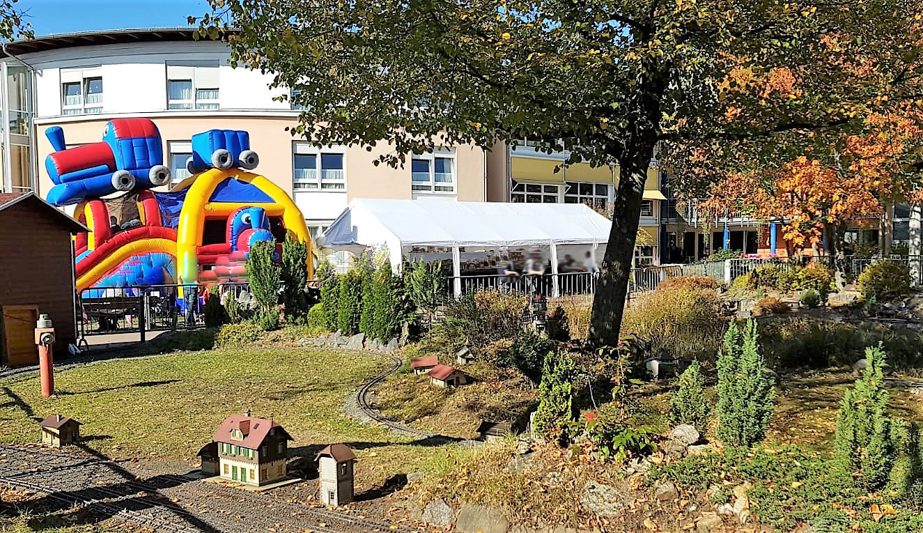 Fr kleinere Kinder wurde eine Hpfburg aufgebaut. Das Zelt neben der Hpfburg in Lokomotivform zeigt die Ausstellung der LGB Freunde Niederrhein. Hier wurde die Modulanlage "Wernigersiel" gezeigt. (Siehe Bild unten) 