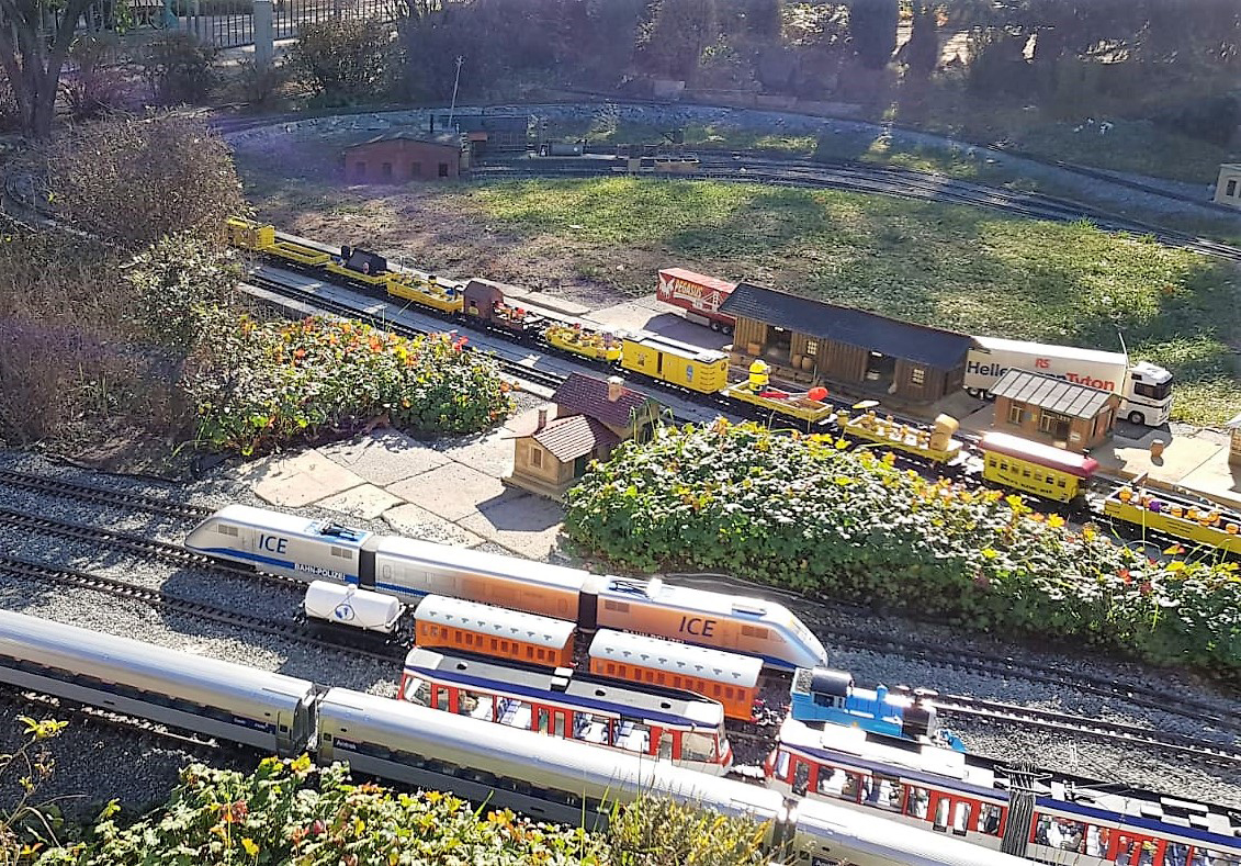 Neben Fantasiezgen sind Umlackierungen von bekannten Zgen auf der Grieheimer Gartenbahnanlage zu sehen. Auch viele US-Fahrzeuge drehen hier Ihre Runden oder warten im groen Bahnhof auf die Weiterfahrt. 