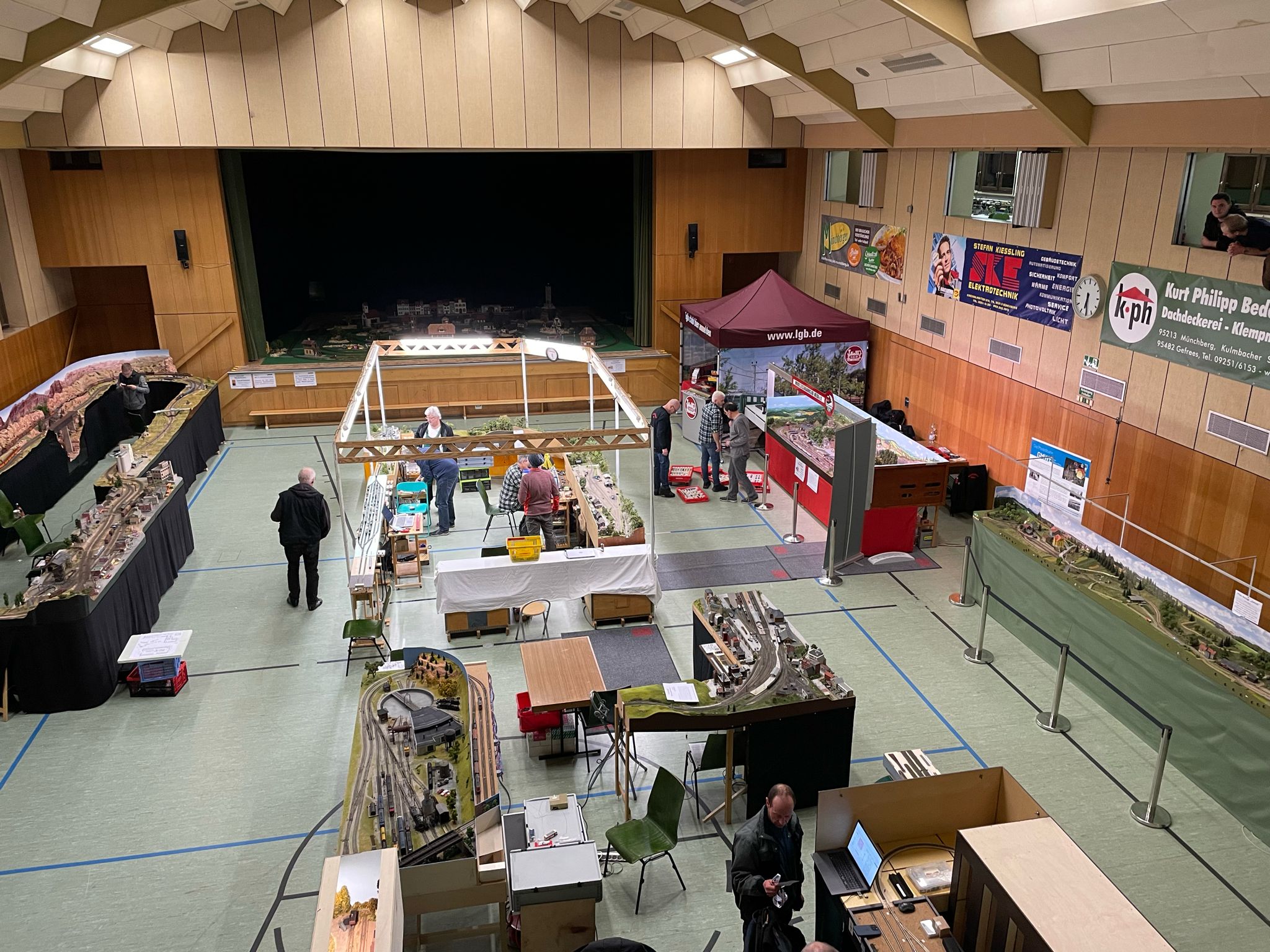 Ein Blick von der Empore der Turnhalle in Mnchberg auf die bereits aufgebauten Anlagen weiterer Eisenbahnclubs und Eisenbahnfreunde. 